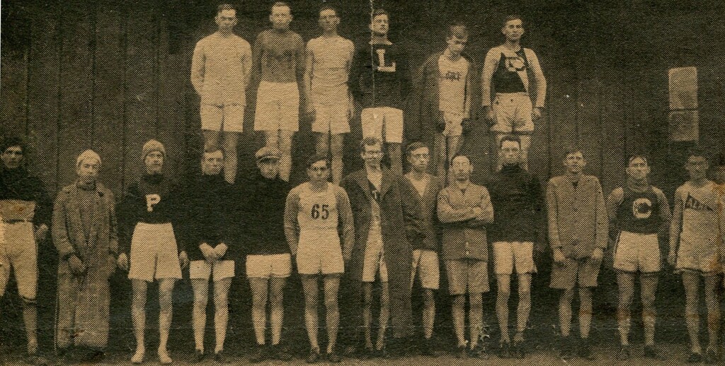 Runners pose before the 1911 race
