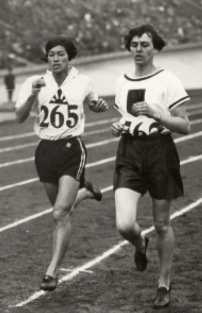 Hitomi Kinue (left) and Lina Radke (right) in the 1928 Amsterdam Olympics 800m race