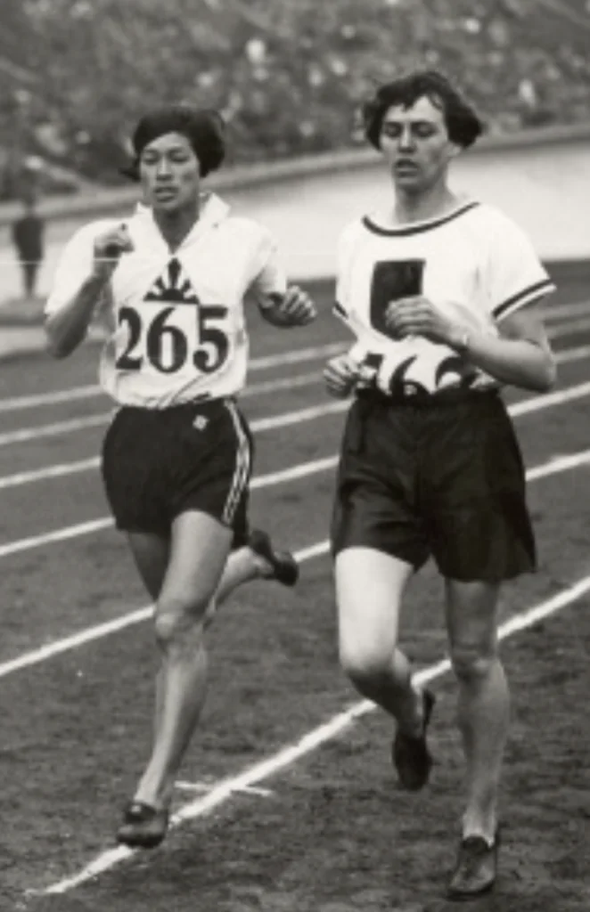 Hitomi Kinue (left) and Lina Radke (right) in the 1928 Amsterdam Olympics 800m race