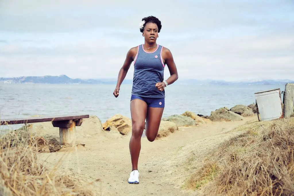 Montaño running along the beach